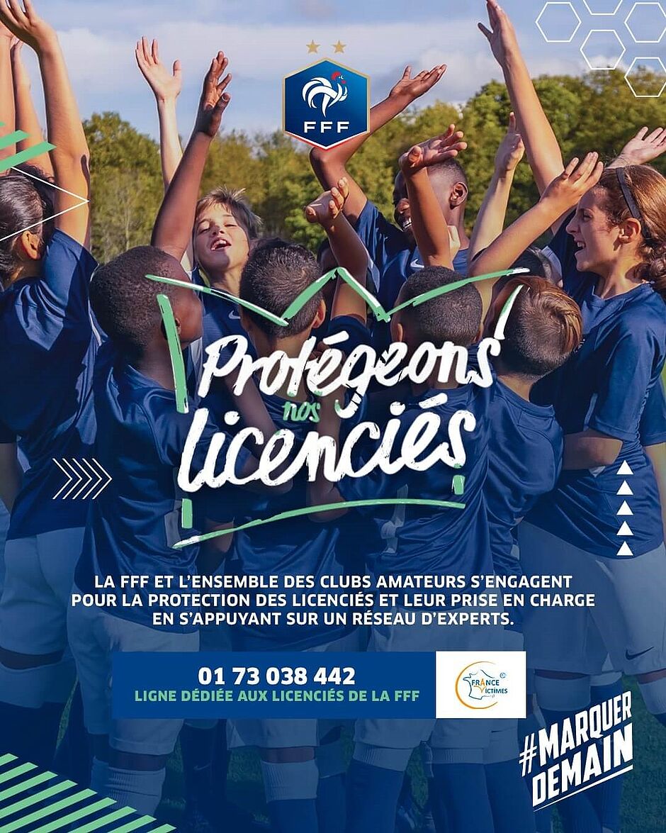 Affiche de la Fédération Française de Football nommée 'protégeons nos licenciés', contre les violences sexuelles, avec ligne directe 01-73-038-442, année 2023 - Agrandir l'image (fenêtre modale)